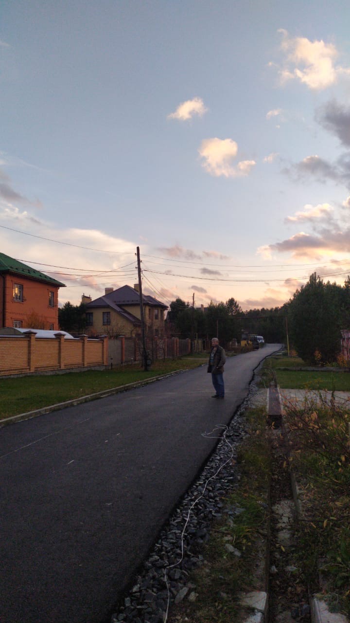 В Сысерти МБУ «Благоустройство» в партнёрстве с жителями, приводит в порядок дорогу на улице Николая Кузнецова.