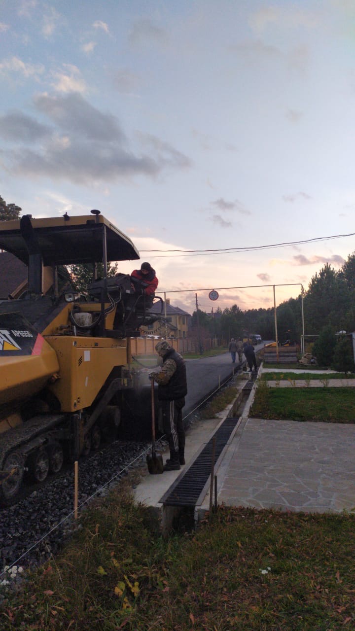 В Сысерти МБУ «Благоустройство» в партнёрстве с жителями, приводит в порядок дорогу на улице Николая Кузнецова.